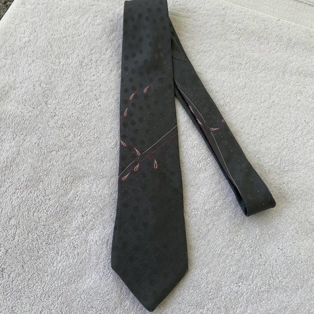 GIVENCHY MONSIEUR Mens 100% Silk Necktie ITALY Luxury Gray with Pink Paisley